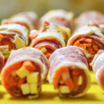 Bifes enrolados em uma travessa