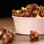 Pipoca doce de chocolate em um recipiente