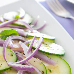Salada de pepino em um prato branco