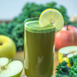Suco detox verde em um copo alto com canudo