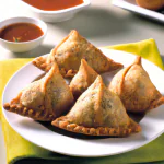 Samosas fritas servidas com molho de tamarindo