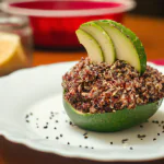 Abacate Recheado com Quinoa e Feijão