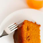 Bolo de cenoura com cobertura de suco de laranja