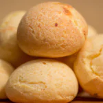 Pão de queijo mineiro fresco e quentinho