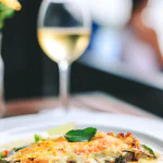 Bacalhau assado coberto com panados crocantes de limão e queijo