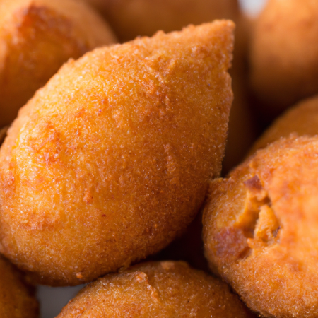 Bolinhos caipira servidos em um prato