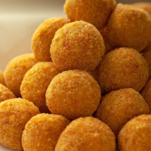 Bolinhos de arroz dourados em uma bandeja branca