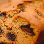 Bolo de ameixa com açúcar de canela