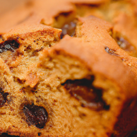 Bolo de ameixa com açúcar de canela