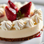 Cheesecake de Morango com Chantilly em um prato branco