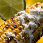 Espiga de milho grelhada com queijo e especiarias
