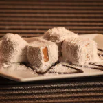 Maria-mole de chocolate em um prato branco