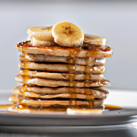 Pilha de panquecas de banana em um prato com mel e bananas fatiadas.