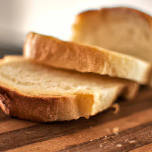 Pão caseiro cortado em fatias em uma tábua de cortar