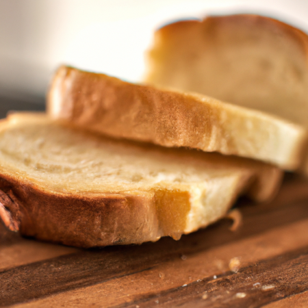Pão caseiro cortado em fatias em uma tábua de cortar