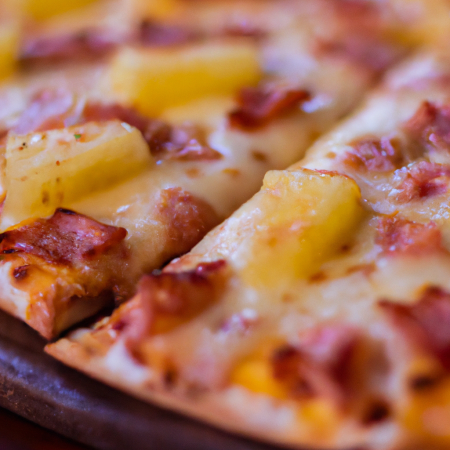 Pizza Hawaii com abacaxi, presunto e bacon em um prato branco