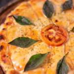 Pizza Margherita fresca, com molho de tomate, mussarela e folhas de manjericão.