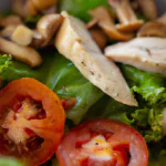 Salada de folhas com frango, tomate e picles de cogumelos