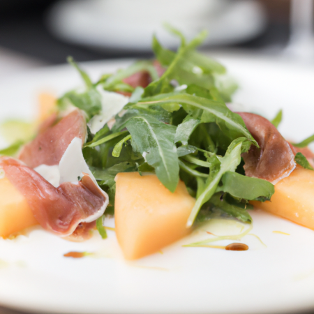 Salada de rúcula fresca com presunto de Parma e melão